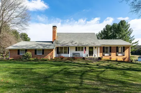 813 Cattle Scales Rd, Waynesboro, VA 22980