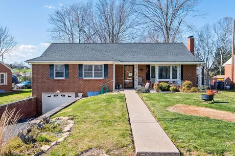 204 Surrey Rd, Staunton, VA 24401