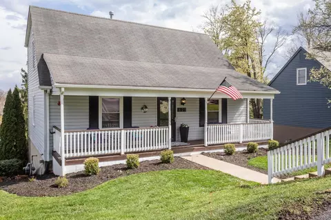 629 Essex Dr, Staunton, VA 24401