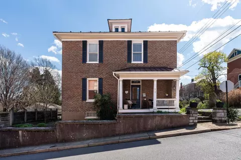 410 W Johnson St W, Staunton, VA 24401