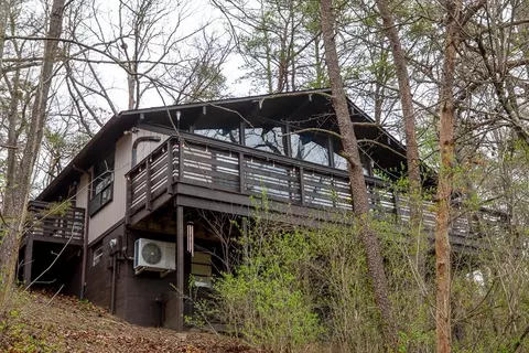 697 Nicklaus Dr, Basye, VA 22810