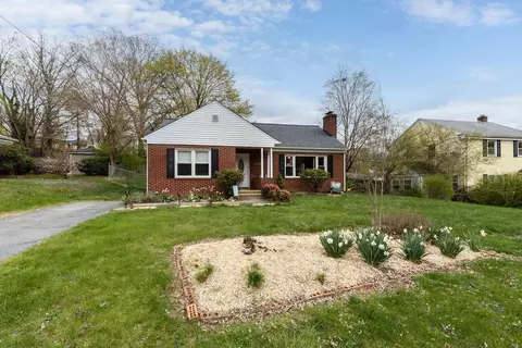 502 College Cir, Staunton, VA 24401