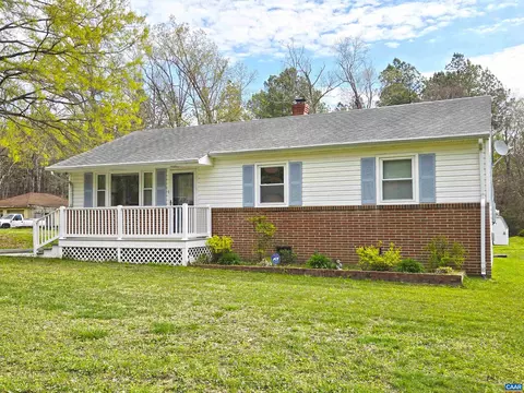 68 Page St, Farmville, VA 23901