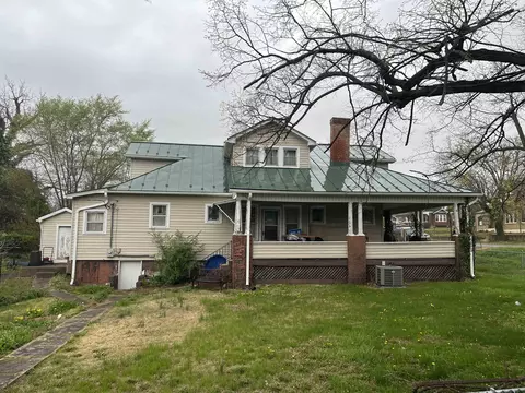433 4th St, Shenandoah, VA 22849