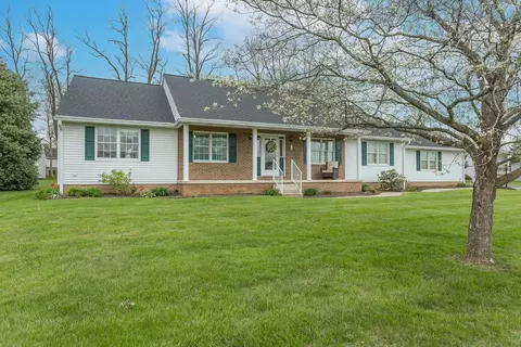 40 Sunset Dr, Waynesboro, VA 22980