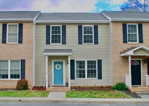 105 13th St #B, Grottoes, VA 24441