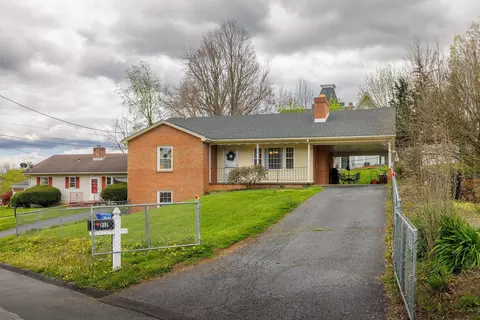 812 Skymont Rd, Staunton, VA 24401