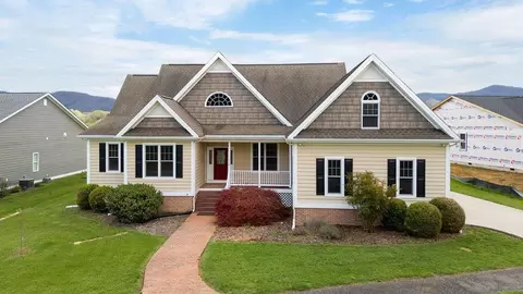 210 Vista Links Dr, Buena Vista, VA 24416