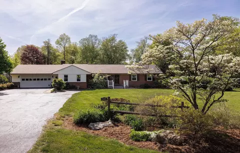 3018 Hampton Dr, Waynesboro, VA 22980 photo 2