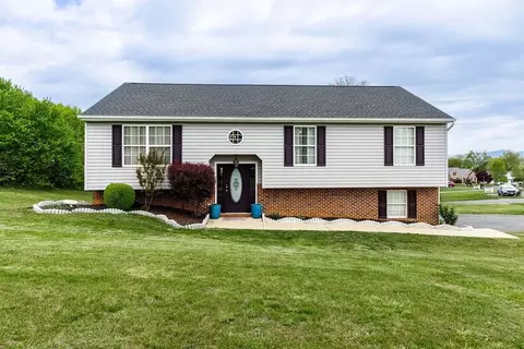 79 Harrogate Dr, Fishersville, VA 22939