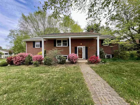 2324 Davis Rd, Waynesboro, VA 22980