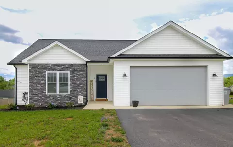 15 Derby Ln, Lexington, VA 24450