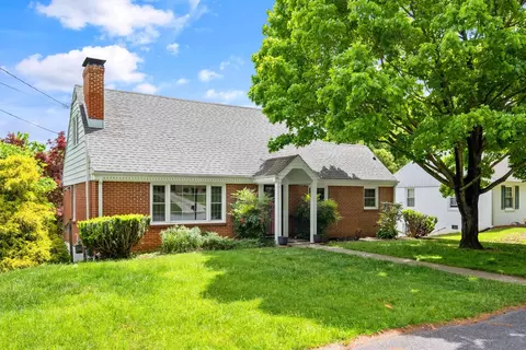 1023 Warwick Dr, Staunton, VA 24401