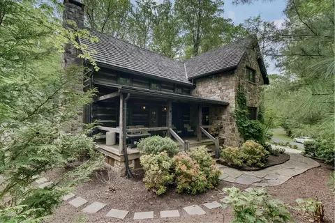 352 Shepherds Trl, Hot Springs, VA 24445