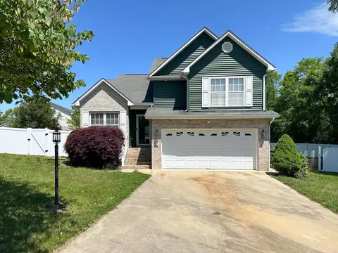 221 Rutledge Dr, Waynesboro, VA 22980