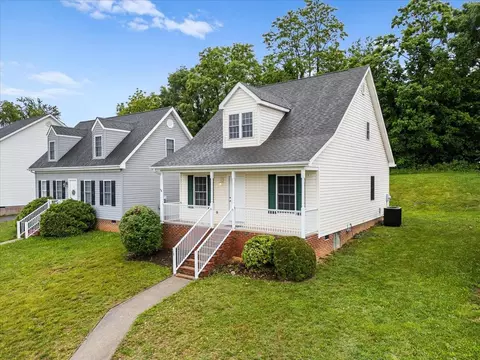 528 D St, Staunton, VA 24401