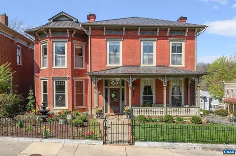 322 N New St N, Staunton, VA 24401