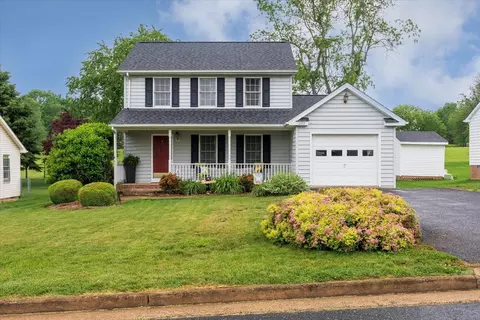2212 Mosley St, Waynesboro, VA 22980