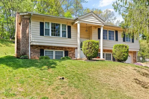 328 Thomas St, Staunton, VA 24401