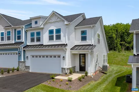 216 Ridgeline Dr, Waynesboro, VA 22980