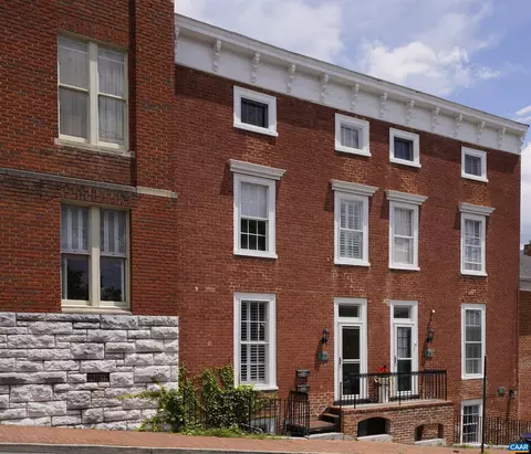 27 N New St N, Staunton, VA 24401