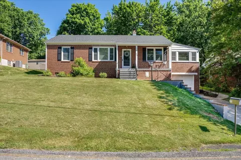 410 Parkwood Ln, Staunton, VA 24401