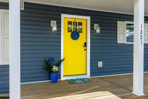 1221 S Delphine Ave S, Waynesboro, VA 22980