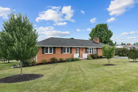 242 Dominion Dr, Waynesboro, VA 22980