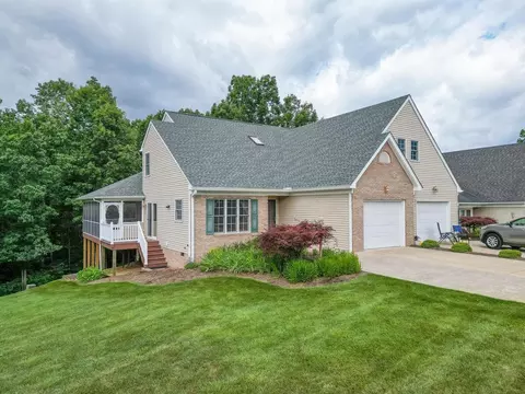 26 Hickory Nut Ln, Staunton, VA 24401