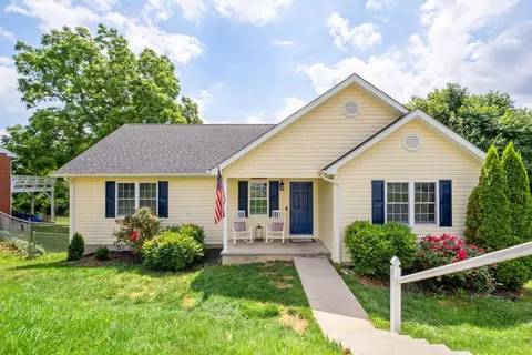 635 Essex Dr #A, Staunton, VA 24401