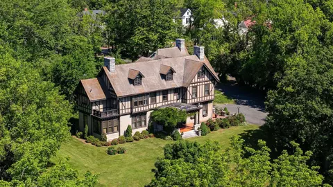 649 E Beverley St E, Staunton, VA 24401