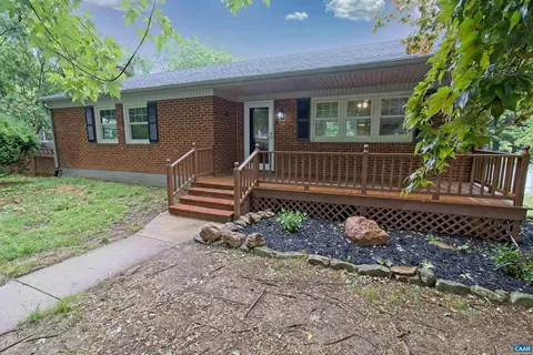 1326 York Dr, Waynesboro, VA 22980