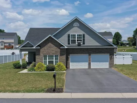 909 Waterton Dr, Staunton, VA 24401