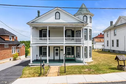 76 Main St, Greenville, VA 24440