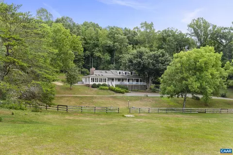 9050 Tanbark Ln, Howardsville, VA 24562