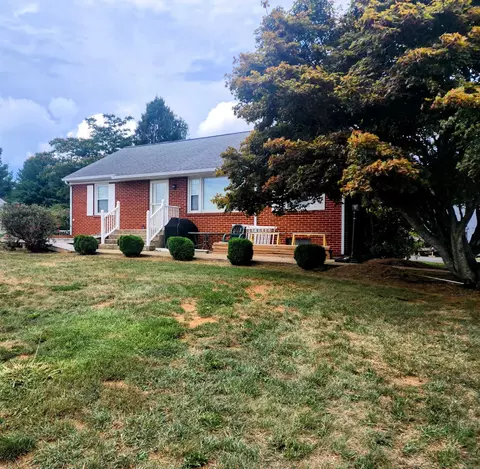 82 Parkview Dr, Waynesboro, VA 22980