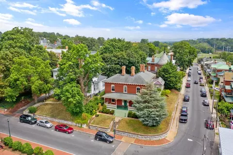 33 S Market St S, Staunton, VA 24401