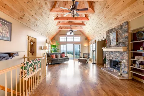 322 Mt Ida Ln, Staunton, VA 24401