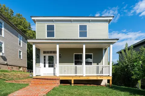423 Winthrop St, Staunton, VA 24401