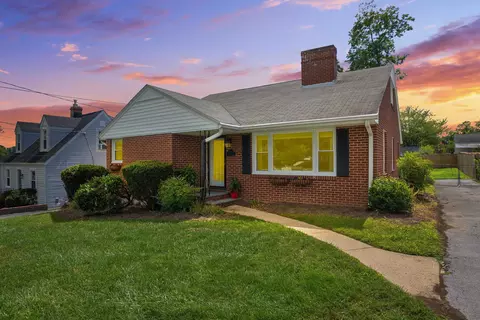 411 College Cir, Staunton, VA 24401