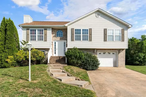 217 Chantilly Dr, Waynesboro, VA 22980