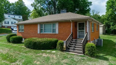 1007 Warwick Dr, Staunton, VA 24401