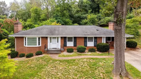 1502 Chesley Pl, Staunton, VA 24401