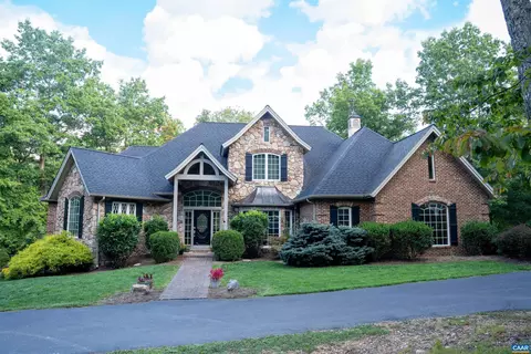 910 Chinquapin Dr, Lyndhurst, VA 22952
