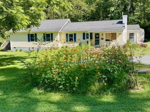 1438 N Lakeshore Dr N, Louisa, VA 23093