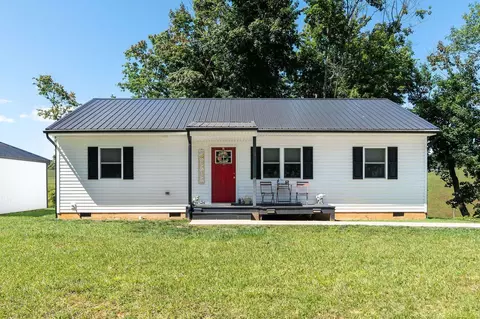 19 W View St, Greenville, VA 24440