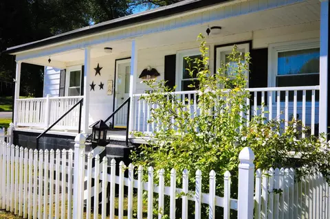 844 Berry Farm Rd, Staunton, VA 24401