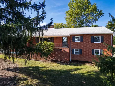305 Burnley Dr, Staunton, VA 24401