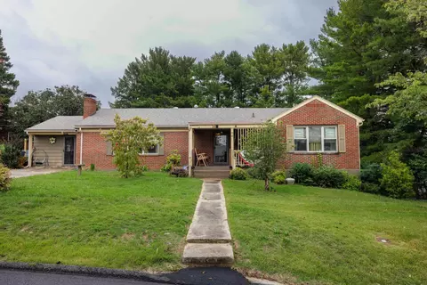 26 N Lynnhaven Dr N, Staunton, VA 24401