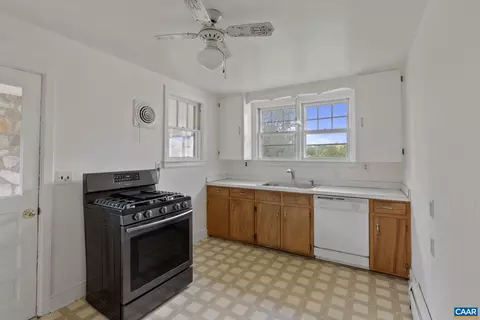 211 Stuart Ave, Stuarts Draft, VA 24477 photo 9